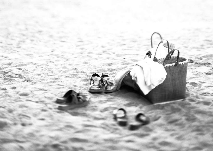 无人,横图,俯视,黑白,室外,特写,白天,凉鞋,沙滩,静物,鞋子,三双,阴影,散落,反射,光线,包,皮包,沙子,影子,海岸,沙地,休闲装,一个,衣服,一件,休闲,休闲服,单个,单肩包,海滩,高角度拍摄,夹趾拖鞋,人字拖,人字拖鞋