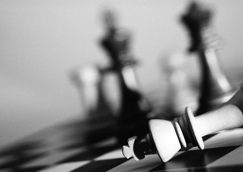 无人,横图,黑白,室内,特写,白天,正面,游戏,快乐,比赛,竞争,静物,许多,阴影,朦胧,模糊,散落,反射,光线,影子,倒下,娱乐,象棋,棋子,棋盘,国际象棋,摄影,影棚,国王,皇后,影棚拍摄,拍摄