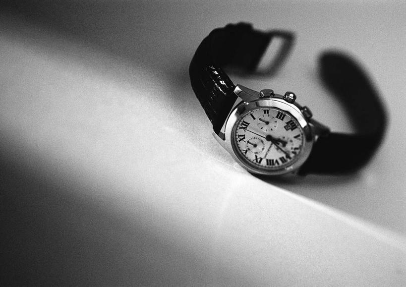 无人,横图,俯视,黑白,室内,特写,白天,桌面,桌子,静物,阴影,灰色背景,时间,反射,光线,手表,影子,计时,一个,表,摄影,影棚,单个,腕表,高角度拍摄,影棚拍摄,拍摄