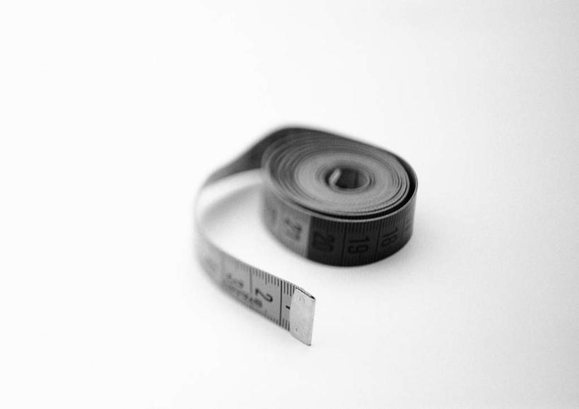 无人,横图,俯视,黑白,室内,特写,白天,白色背景,桌面,桌子,静物,一卷,阴影,围绕,缠绕,反射,光线,测量,皮尺,影子,刻度,尺,摄影,影棚,测量工具,尺子,腰围尺,量具,量仪,塑料卷尺,服装尺,裁缝尺,高角度拍摄,影棚拍摄,拍摄