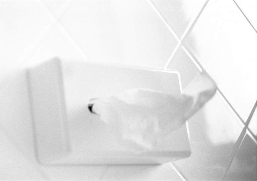 无人,横图,黑白,室内,特写,白天,正面,卫生间,浴室,静物,悬挂,阴影,反射,光线,瓷砖,影子,墙,纸巾盒,墙壁,墙面,盒子,一个,纸巾,单个,抽纸,淋浴房,冲凉房,沐浴间,沐浴室