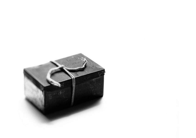 无人,横图,俯视,黑白,室内,特写,白天,白色背景,桌面,桌子,静物,金属制品,阴影,反射,光线,金属,影子,一个,容器,绳子,打结,摄影,影棚,单个,储藏,铁盒,捆绑,绳索,储存,高角度拍摄,影棚拍摄,拍摄,贮存