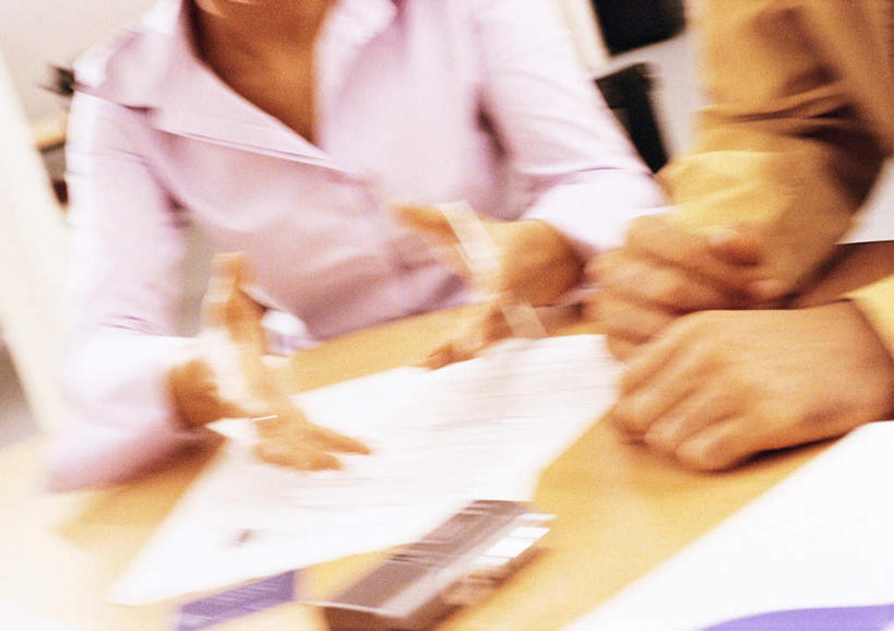 西方人,两个人,同事,商务人士,商务男性,商务女性,办公室,坐,说,横图,室内,白天,正面,衬衫,讨论,成功,合作,团队,集体,信心,信用卡,家具,桌子,欧洲,欧洲人,套装,开会,朦胧,模糊,会议,材料,档案,文件,办公桌,领带,队伍,一个,资料,卡,储蓄卡,单个,录音机,领导,象征,庄重,成就,文档,商务装,身份,合伙,领袖,工薪阶层,办公家具,正式,地位,音频设备,交流,银行卡,男人,男性,年轻男性,年轻女性,女人,女性,白种人,年轻人,白领,上班族,沟通,讲话,交谈,商讨,说话,谈话,坐着,半身,彩图,衬衣