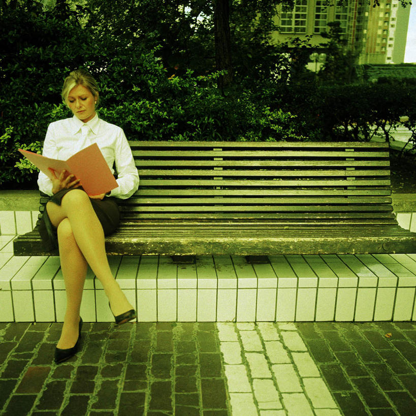 西方人,一个人,商务人士,商务女性,公园,坐,方图,室外,白天,正面,植物,椅子,欧洲,欧洲人,仅一个年轻女性,仅一个女性,仅一个人,握,套装,材料,档案,文件,长椅,木椅,地面,二郎腿,拿,拿着,注视,树,树木,粉色,绿色,自然,资料,观察,看,搭,握着,生长,成长,观看,等待,察看,搭着,关注,文档,商务装,工薪阶层,排椅,年轻女性,女人,女性,白种人,白领,上班族,坐着,彩图,全身