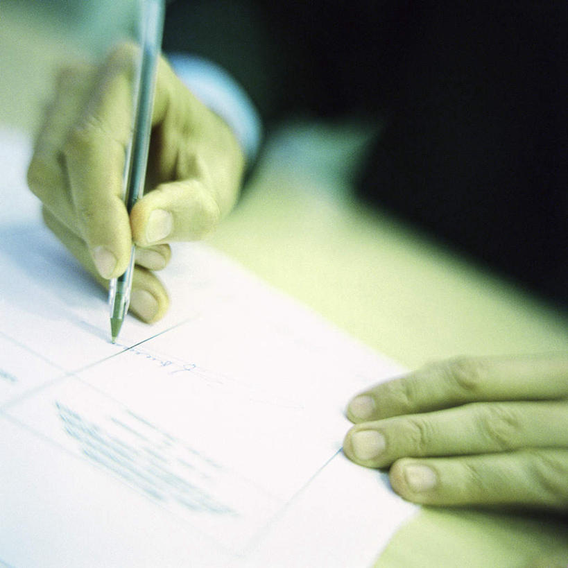 西方人,手,一个人,商务人士,商务男性,办公室,坐,方图,室内,特写,白天,正面,衬衫,家具,桌子,欧洲,欧洲人,仅一个男性,仅一个人,握,套装,笔,材料,档案,文件,办公桌,办公用品,领带,圆珠笔,拿,拿着,文具,仅一个年轻男性,学习用品,资料,记录,手部,握着,文具用品,一支,文档,填写,商务装,工薪阶层,办公家具,年轻男性,白种人,年轻人,白领,上班族,坐着,半身,彩图,衬衣