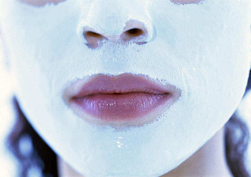 西方人,脸,头,脸颊,一个人,站,横图,室内,特写,白天,正面,化妆,美容,欧洲,欧洲人,仅一个年轻女性,仅一个女性,仅一个人,护肤,蓝色背景,美白,化妆品,清洁,站着,保养,享受,休闲,面膜,放松,去角质,保健,摄影,影棚,保湿,滋润,护肤品,去死皮,舒缓,养颜,膏状,膏状面膜,去污,控油,紧肤,嫩肤,祛痘,去痘,祛角质,抗衰,再生,增白,补水,祛斑,抗皱,防皱,除皱,去皱,年轻女性,女人,女性,白种人,头部,长发,脸部,脸蛋,面部,站立,半身,彩图,影棚拍摄,拍摄