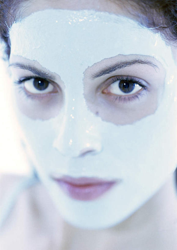 西方人,脸,头,脸颊,一个人,站,竖图,室内,特写,白天,白色背景,正面,化妆,美容,吊带,欧洲,欧洲人,仅一个年轻女性,仅一个女性,仅一个人,护肤,美白,吊带衫,白色,化妆品,清洁,站着,保养,享受,休闲,面膜,放松,去角质,保健,摄影,影棚,保湿,滋润,护肤品,去死皮,舒缓,养颜,膏状,膏状面膜,去污,控油,紧肤,嫩肤,祛痘,去痘,祛角质,抗衰,再生,增白,补水,祛斑,抗皱,防皱,除皱,去皱,年轻女性,女人,女性,白种人,头部,脸部,脸蛋,面部,站立,半身,彩图,影棚拍摄,拍摄