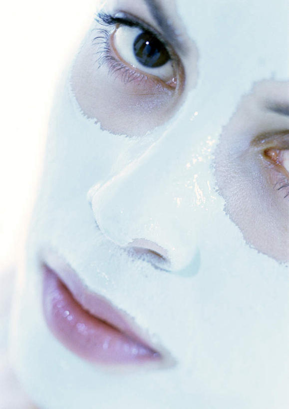 西方人,脸,头,脸颊,一个人,站,竖图,室内,特写,白天,白色背景,正面,化妆,美容,欧洲,欧洲人,仅一个年轻女性,仅一个女性,仅一个人,护肤,美白,化妆品,清洁,站着,保养,享受,休闲,面膜,放松,去角质,保健,摄影,影棚,保湿,滋润,护肤品,去死皮,舒缓,养颜,膏状,膏状面膜,去污,控油,紧肤,嫩肤,祛痘,去痘,祛角质,抗衰,再生,增白,补水,祛斑,抗皱,防皱,除皱,去皱,年轻女性,女人,女性,白种人,头部,脸部,脸蛋,面部,站立,半身,彩图,影棚拍摄,拍摄