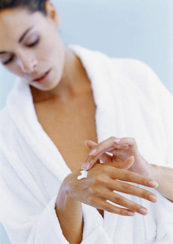 西方人,手,一个人,站,摸,竖图,室内,特写,白天,正面,浴袍,按摩,欧洲,非洲,黑人,欧洲人,仅一个年轻女性,仅一个女性,仅一个人,抚摸,蓝色背景,润肤露,裸露,白色,化妆品,站着,手部,摄影,影棚,护肤品,润肤霜,裸,指压,年轻女性,女人,女性,非洲人,触摸,接触,站立,半身,彩图,影棚拍摄,汤帷子,浴衣,推拿,拍摄