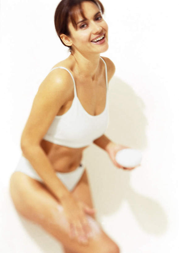 西方人,一个人,站,笑,摸,微笑,露齿笑,竖图,室内,白天,白色背景,正面,化妆,美容,欧洲,欧洲人,仅一个年轻女性,仅一个女性,仅一个人,抚摸,护肤,握,润肤露,拿,拿着,涂抹,裸露,化妆品,站着,保养,享受,休闲,赤脚,放松,握着,保健,摄影,影棚,护肤品,润肤霜,裸,养颜,年轻女性,女人,女性,白种人,触摸,接触,站立,半身,彩图,影棚拍摄,拍摄