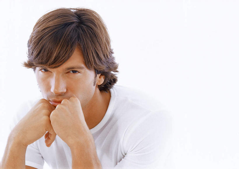 西方人,脸,头,脸颊,一个人,坐,横图,室内,特写,白天,白色背景,正面,T恤衫,欧洲,欧洲人,仅一个男性,仅一个人,撑,T恤,托腮,仅一个年轻男性,白色,托,思考,考虑,摄影,影棚,托下巴,思量,男人,男性,年轻男性,白种人,头部,脸部,脸蛋,面部,坐着,半身,彩图,影棚拍摄,拍摄