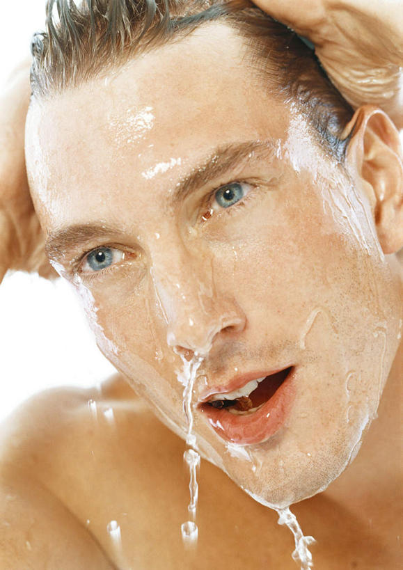 西方人,脸,头,脸颊,一个人,站,摸,竖图,室内,特写,白天,白色背景,正面,水,欧洲,欧洲人,仅一个男性,仅一个人,抚摸,液体,水滴,注视,洗脸,裸露,水珠,仅一个年轻男性,观察,看,清洁,站着,张嘴,摄影,影棚,观看,察看,关注,裸,张大嘴巴,男人,男性,年轻男性,白种人,头部,脸部,脸蛋,面部,张开嘴,触摸,接触,清洗,站立,半身,彩图,影棚拍摄,拍摄