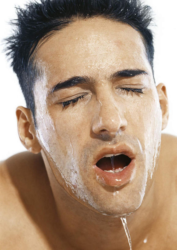 西方人,脸,头,脸颊,一个人,站,闭眼,竖图,室内,特写,白天,白色背景,正面,水,欧洲,欧洲人,仅一个男性,仅一个人,液体,水滴,洗脸,裸露,水珠,仅一个年轻男性,清洁,站着,张嘴,摄影,影棚,裸,张大嘴巴,男人,男性,年轻男性,白种人,头部,脸部,脸蛋,面部,张开嘴,闭眼睛,闭着眼,闭着眼睛,清洗,站立,半身,彩图,影棚拍摄,拍摄