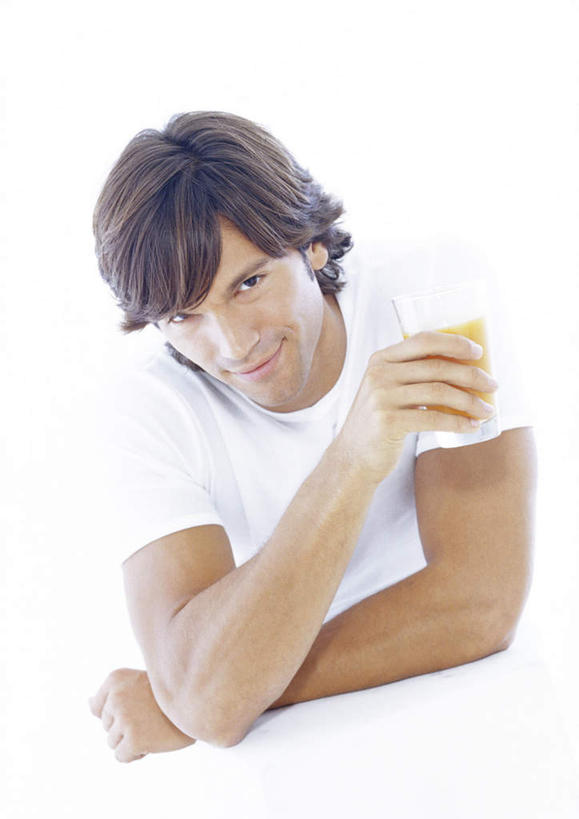 牛奶,西方人,脸,头,脸颊,头发,一个人,坐,举,笑,微笑,竖图,室内,特写,白天,白色背景,正面,T恤衫,杯子,欧洲,欧洲人,仅一个男性,仅一个人,撑,握,褐色,饮品,营养,拿,T恤,拿着,玻璃制品,饮料,仅一个年轻男性,白色,水杯,托,握着,摄影,影棚,乳制品,撑着,奶,安神,男人,男性,年轻男性,白种人,头部,脸部,脸蛋,面部,玻璃杯,举起,举手,举着,向上举,向上伸,向上托,坐着,半身,彩图,影棚拍摄,拍摄