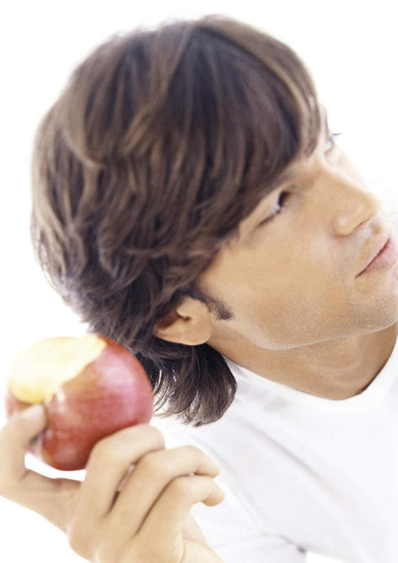 西方人,脸,头,脸颊,头发,一个人,站,竖图,室内,特写,白天,白色背景,正面,T恤衫,苹果,水果,欧洲,欧洲人,仅一个男性,仅一个人,握,新鲜,缺口,生食,食品,褐色,果实,拿,T恤,拿着,食物,仅一个年轻男性,一个,红色,白色,回头,站着,转头,握着,摄影,有机食品,绿色食品,影棚,单个,男人,男性,年轻男性,白种人,头部,脸部,脸蛋,面部,站立,半身,彩图,影棚拍摄,拍摄