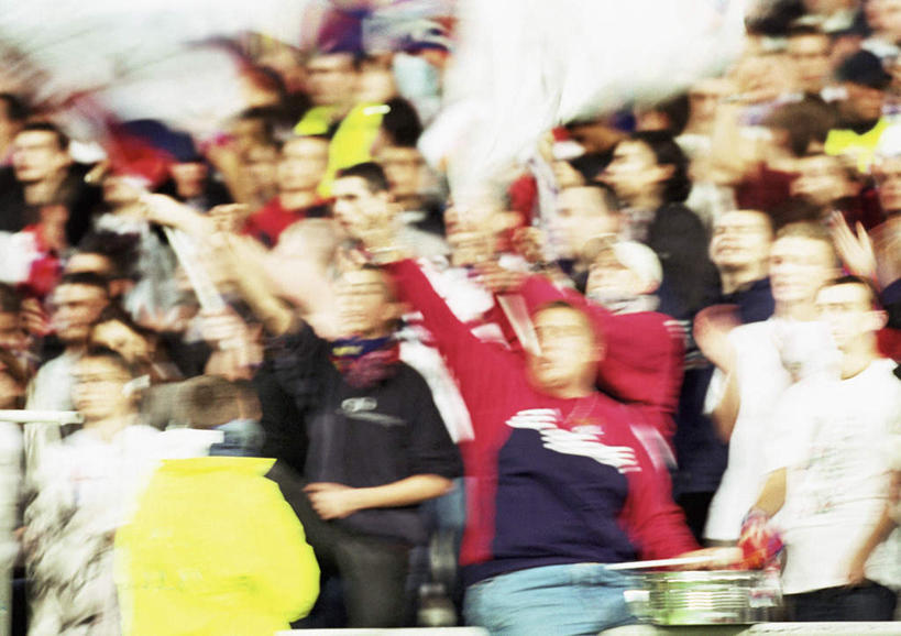 西方人,足球场,站,举,横图,室外,白天,正面,草地,草坪,植物,旗帜,欧洲,欧洲人,朦胧,模糊,许多人,旗子,球迷,草,绿色,托,站着,一群人,绿茵场,男人,男性,年轻男性,年轻女性,女人,女性,白种人,举起,举手,举着,向上举,向上伸,向上托,站立,半身,彩图,足球比赛场地