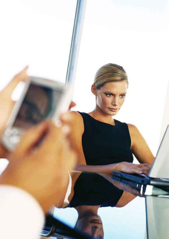 西方人,两个人,同事,商务人士,商务男性,商务女性,办公室,竖图,室内,白天,正面,衬衫,商务,成功,合作,团队,集体,信心,键盘,科技,家具,桌子,欧洲,欧洲人,套装,朦胧,模糊,科学,办公桌,输入设备,通讯设备,队伍,记录,便捷,联络,通信,掌上电脑,科学技术,领导,成就,通信设备,液晶,商务装,合伙,领袖,工薪阶层,办公家具,PDA掌上电脑,个人数字助理,轻巧,男人,男性,年轻男性,年轻女性,女人,女性,白种人,白领,上班族,半身,彩图,衬衣,办公