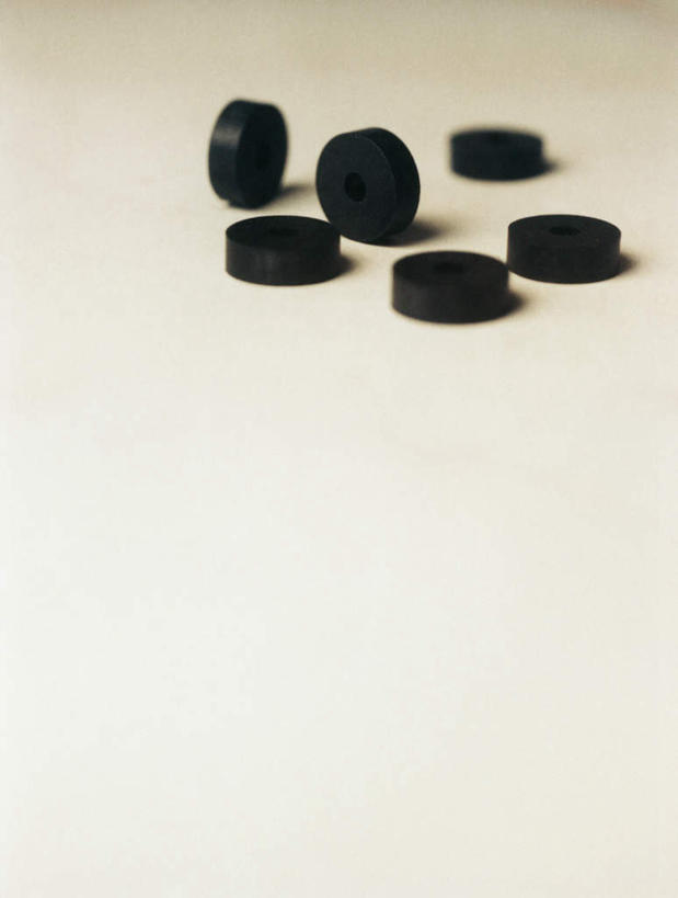 无人,竖图,俯视,室内,特写,白天,白色背景,桌面,静物,许多,阴影,朦胧,模糊,反射,工具,水龙头,影子,圆圈,黑色,摄影,影棚,垫圈,彩图,高角度拍摄,影棚拍摄,拍摄