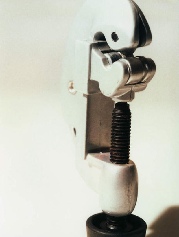 无人,竖图,俯视,室内,特写,白天,白色背景,机器,静物,连接,阴影,组合,弯曲,反射,工具,钳子,影子,加工,一个,摄影,影棚,单个,链接,固定,五金,紧固,拼接,剪断,拼凑,扭转,拼合,凑集,聚合,撮合,链结,牢固,夹持,管钳,彩图,高角度拍摄,影棚拍摄,拍摄