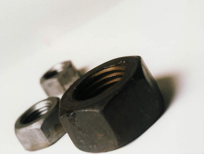 无人,横图,俯视,室内,特写,白天,白色背景,静物,阴影,朦胧,模糊,反射,影子,银色,三个,黑色,螺丝,摄影,影棚,螺母,五金,螺栓,彩图,高角度拍摄,影棚拍摄,拍摄