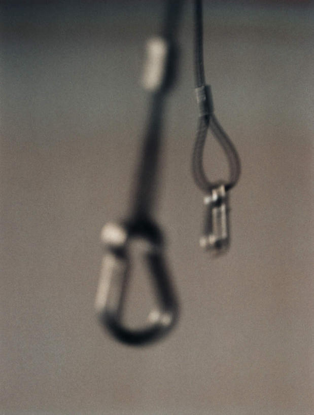 无人,竖图,室内,特写,白天,正面,吊环,静物,金属制品,悬挂,灰色背景,朦胧,模糊,金属,绳子,钢索,摄影,影棚,绳索,吊钩,彩图,影棚拍摄,拍摄