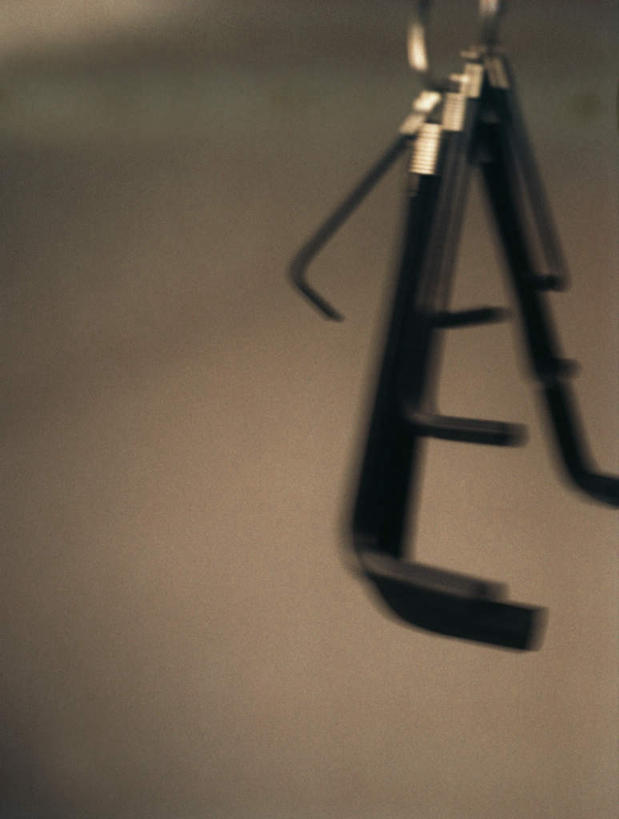 无人,竖图,俯视,室内,特写,白天,静物,阴影,灰色背景,朦胧,模糊,反射,工具,影子,一个,摄影,影棚,单个,扳手,内六角扳手,扳头,彩图,高角度拍摄,影棚拍摄,拍摄