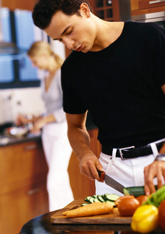 西方人,头发,两个人,家庭,夫妻,站,竖图,室内,白天,正面,爱情,厨房,萝卜,胡萝卜,辣椒,蔬菜,欧洲,欧洲人,一把,切开,握,洗,阴影,朦胧,模糊,新鲜,光线,影子,青椒,食品,案板,刀具,浪漫,拿,拿着,注视,休闲装,砧板,食物,黄色,蓝色,黑色,阳光,刀,低头,观察,看,切,站着,休闲,温暖,温馨,一家人,休闲服,恩爱,握着,恋人,有机食品,绿色食品,观看,和睦,察看,关注,彩椒,辣角,红海椒,大椒,辣虎,广椒,男人,男性,年轻男性,年轻女性,女人,女性,白种人,情侣,甜椒,柿子椒,辣子,红萝卜,海椒,甘荀,番椒,灯笼椒,站立,半身,彩图,灶间,伴侣,融洽,匕首