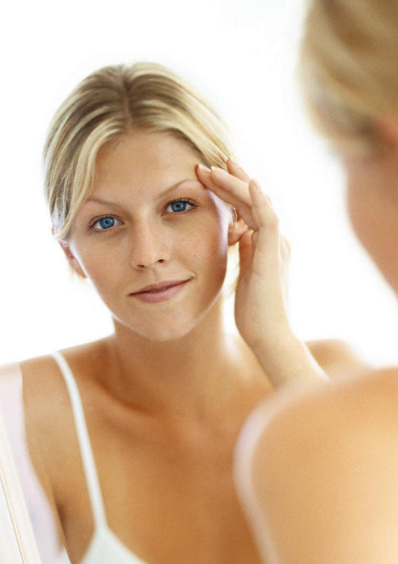 西方人,头发,一个人,站,举,笑,摸,微笑,露齿笑,竖图,室内,白天,化妆,美容,镜子,欧洲,欧洲人,仅一个年轻女性,仅一个女性,仅一个人,抚摸,阴影,反射,光线,影子,墙,注视,吊带衫,墙壁,墙面,背面,黄色,白色,阳光,化妆镜,观察,看,托,站着,观看,镜像,察看,镜面,化妆间,关注,光学,年轻女性,女人,女性,白种人,触摸,接触,举起,举手,举着,向上举,向上伸,向上托,站立,半身,彩图