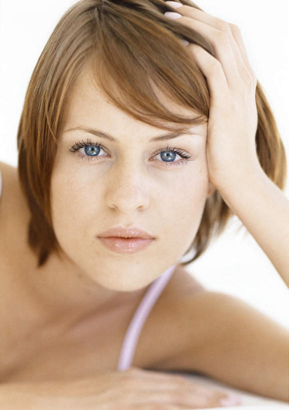 西方人,脸,头,脸颊,头发,一个人,笑,摸,微笑,露齿笑,竖图,室内,特写,白天,正面,床,卧室,欧洲,欧洲人,仅一个年轻女性,仅一个女性,仅一个人,撑,抚摸,床单,注视,吊带衫,被子,黄色,白色,观察,看,趴着,单人床,观看,察看,撑着,被单,关注,年轻女性,女人,女性,白种人,头部,脸部,脸蛋,面部,触摸,接触,趴,半身,彩图,睡房,卧房