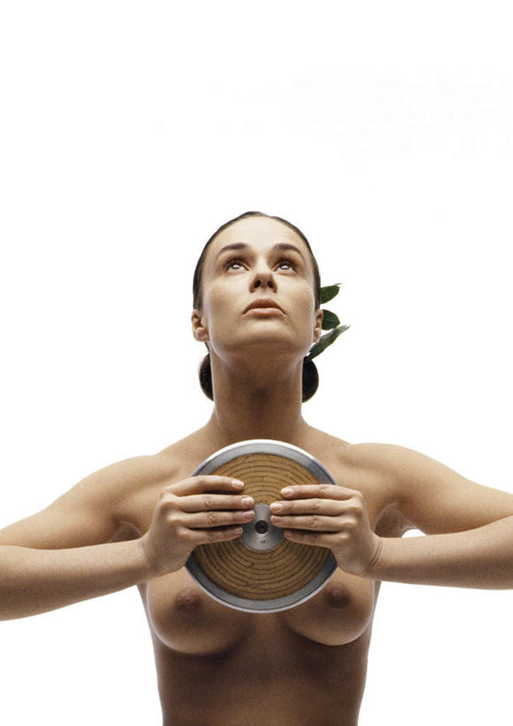 西方人,头发,一个人,站,捧,摸,竖图,室内,白天,白色背景,正面,锻炼,运动,欧洲,欧洲人,仅一个年轻女性,仅一个女性,仅一个人,一块,握,拿,拿着,注视,运动器械,裸露,黑色,观察,看,站着,健身器械,握着,摄影,影棚,赤裸,观看,察看,关注,裸,健身器材,体育,铁饼,年轻女性,女人,女性,白种人,触摸,接触,捧着,手捧,抬头,仰头,站立,半身,彩图,影棚拍摄,健身,拍摄,运动器材