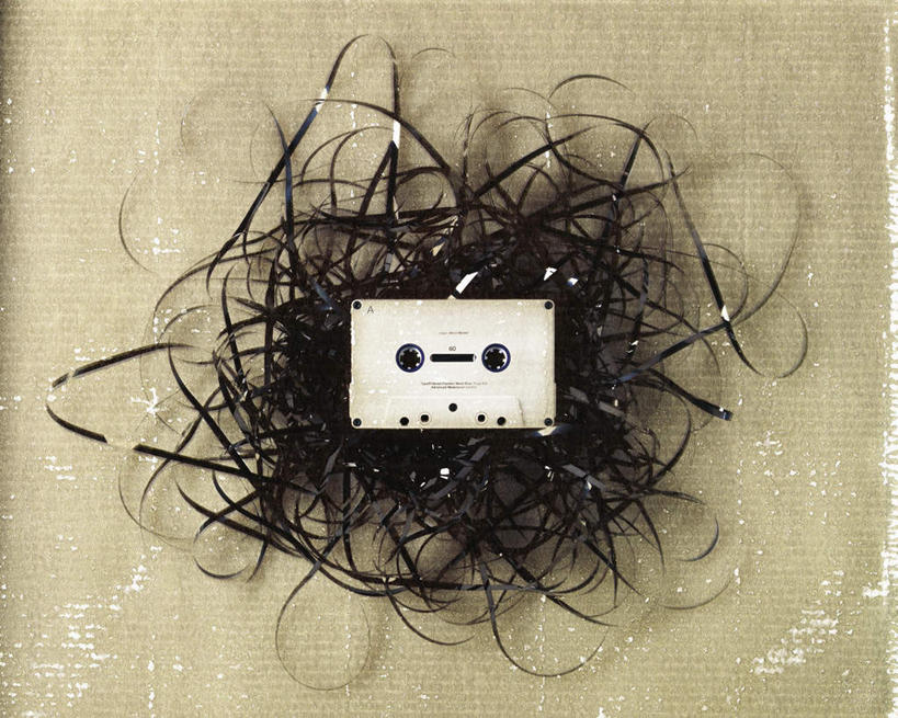 无人,横图,俯视,室内,特写,白天,桌面,桌子,静物,一个,摄影,影棚,单个,磁带,卡带,录音带,杂乱,乱,盒带,紧凑音频盒带,卡式录音带,彩图,高角度拍摄,影棚拍摄,拍摄