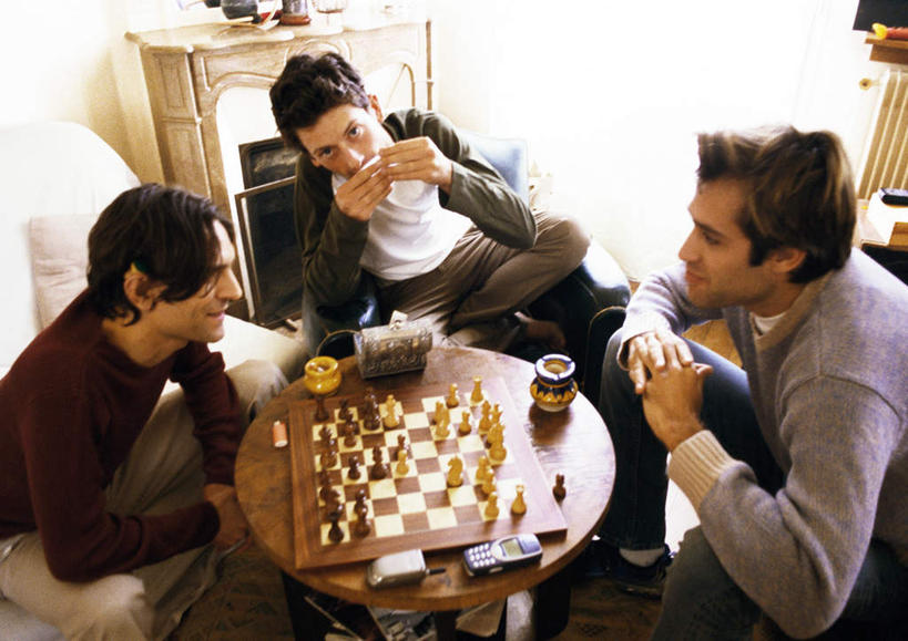 西方人,三个人,伙伴,朋友,坐,笑,说,打电话,微笑,露齿笑,横图,俯视,室内,白天,讨论,游戏,快乐,友谊,比赛,竞争,电话,手机,欧洲,欧洲人,握,朦胧,模糊,纸条,拿,玩,拿着,注视,娱乐,通讯设备,相视,两个,象棋,观察,看,休闲,面对面,棋盘,国际象棋,益智,握着,观看,活动,对视,察看,发泄,关注,消遣,智力,相对,相看,宣泄,交流,友情,男人,男性,年轻男性,白种人,沟通,讲话,交谈,商讨,说话,谈话,通话,玩耍,嬉戏,坐着,半身,彩图,高角度拍摄