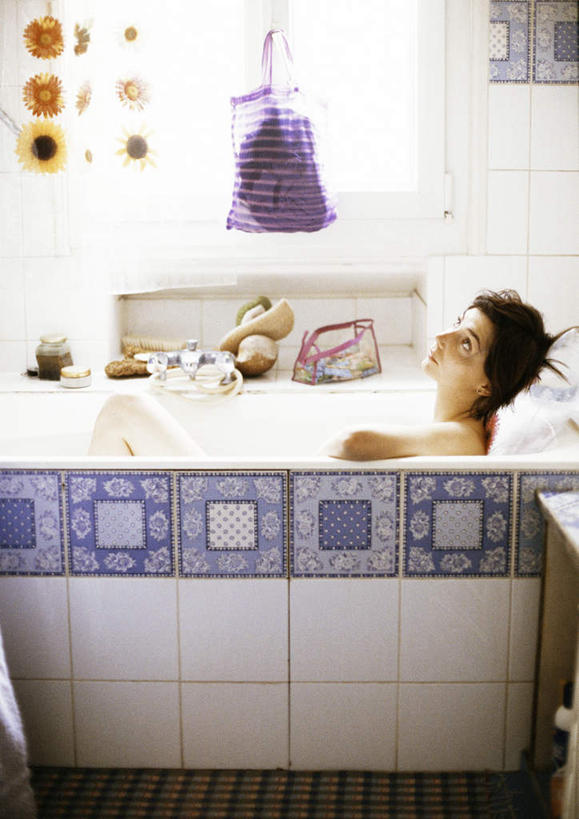 西方人,一个人,躺,竖图,室内,白天,侧面,购物,消费,卫生间,浴室,袋子,欧洲,欧洲人,仅一个年轻女性,仅一个女性,仅一个人,悬挂,阴影,朦胧,模糊,光线,包装袋,罐子,手提袋,影子,购物袋,挂,注视,裸露,玻璃制品,玻璃瓶,瓶子,刷子,浴缸,看,金融,购买,关注,裸,板刷,贸易,卧着,年轻女性,女人,女性,白种人,淋浴房,抬头,躺着,卧,仰头,半身,彩图,冲凉房,沐浴间,沐浴室