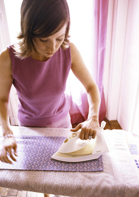 西方人,一个人,客厅,站,竖图,俯视,室内,白天,窗户,窗帘,地板,欧洲,欧洲人,仅一个年轻女性,仅一个女性,仅一个人,握,阴影,朦胧,模糊,光线,布料,影子,地面,拿,拿着,注视,熨斗,熨烫,木地板,玻璃窗,低头,观察,看,站着,握着,烫衣板,观看,察看,起居室,电熨斗,家电,家用电器,关注,熨衣板,家居用品,电熨板,烫衣,家庭用品,年轻女性,女人,女性,白种人,站立,半身,彩图,高角度拍摄