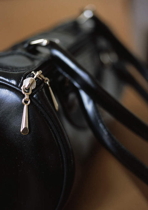 无人,竖图,俯视,室内,特写,白天,静物,朦胧,模糊,包,皮包,一个,黑色,摄影,影棚,单个,单肩包,彩图,高角度拍摄,影棚拍摄,拍摄