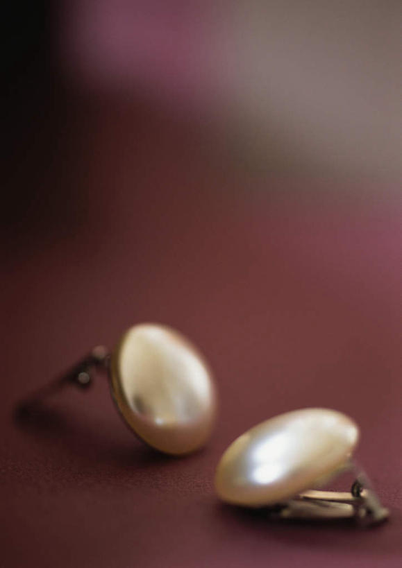 无人,竖图,俯视,室内,特写,白天,静物,朦胧,模糊,装饰,一对,耳钉,两个,摄影,影棚,华丽,修饰,点缀,衬托,美观,雅致,雅观,耳饰,彩图,高角度拍摄,影棚拍摄,拍摄