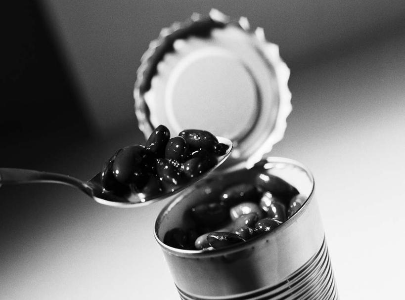 无人,竖图,俯视,黑白,室内,特写,白天,植物,豆,静物,金属制品,一堆,堆叠,堆积,灰色背景,朦胧,模糊,金属,罐头,勺子,豆类,豆子,一个,调羹,汤匙,摄影,影棚,单个,堆,豆科,高角度拍摄,影棚拍摄,拍摄