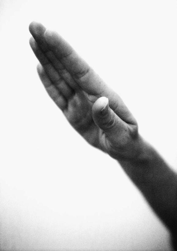 西方人,一个人,举,竖图,黑白,室内,特写,白天,正面,欧洲,欧洲人,仅一个男性,仅一个人,指,方向,并拢,仅一个年轻男性,手势,托,伸直,指向,男人,男性,年轻男性,白种人,举起,举手,举着,向上举,向上伸,向上托,半身