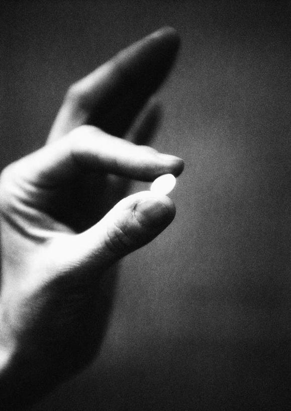 西方人,手,一个人,举,摸,竖图,黑白,室内,特写,白天,正面,欧洲,欧洲人,仅一个男性,仅一个人,抚摸,握,阴影,反射,药丸,影子,拿,拿着,仅一个年轻男性,白色,托,手部,握着,医疗,一粒,男人,男性,年轻男性,白种人,触摸,接触,举起,举手,举着,向上举,向上伸,向上托,半身