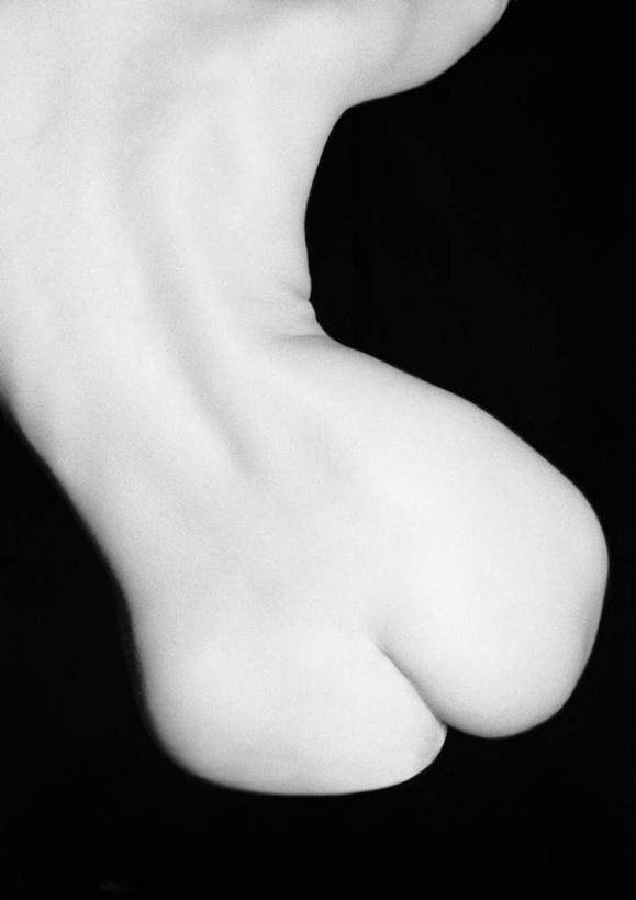 西方人,臀部,背,一个人,坐,竖图,黑白,室内,白天,性感,欧洲,欧洲人,仅一个年轻女性,仅一个女性,仅一个人,黑色背景,裸露,背面,摄影,影棚,赤裸,裸,年轻女性,女人,女性,白种人,屁股,坐着,半身,影棚拍摄,拍摄