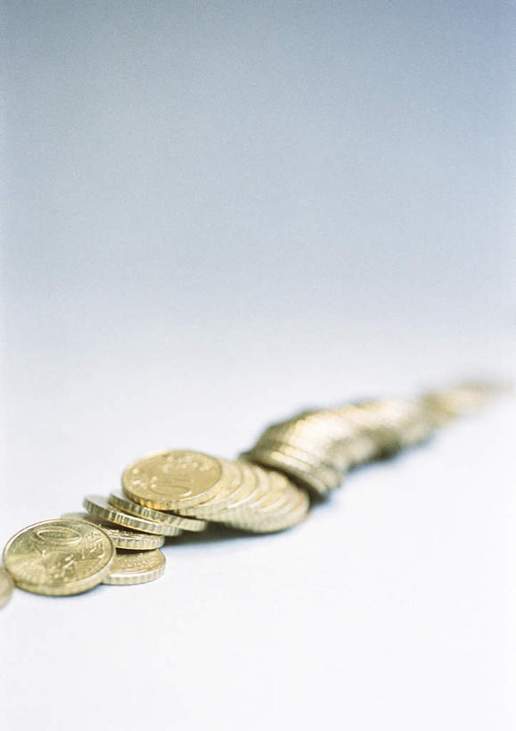 无人,竖图,俯视,室内,特写,白天,白色背景,钱,静物,一堆,堆叠,堆积,钱币,凌乱,叠加,金融,摄影,影棚,经济,堆,流通,贸易,货币,现金,硬币,彩图,高角度拍摄,影棚拍摄,拍摄