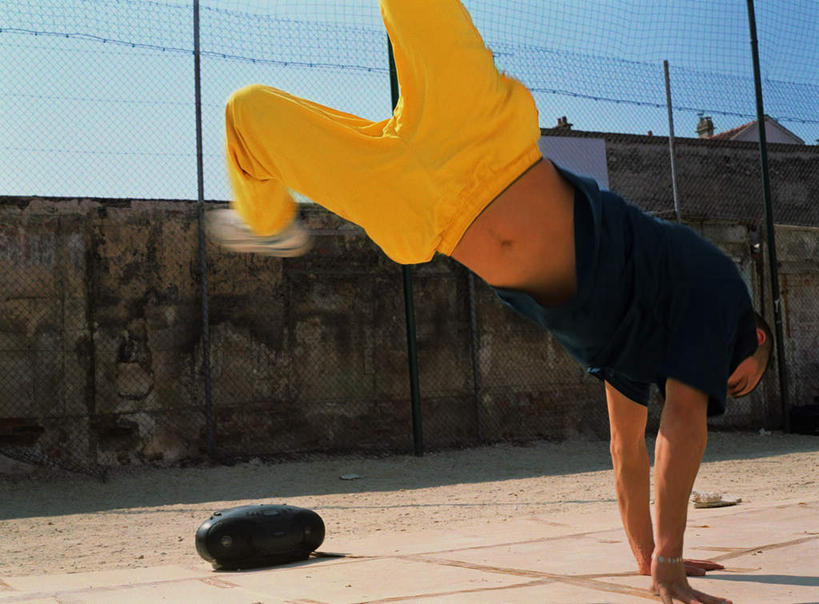 西方人,一个人,家,横图,室外,白天,仰视,锻炼,陶醉,跳舞,快乐,运动,欧洲,欧洲人,仅一个男性,仅一个人,撑,倒立,阴影,光线,电缆,影子,房屋,墙,屋子,地面,音乐,音乐播放器,抬腿,楼房,墙壁,墙面,住宅,仅一个年轻男性,蓝色,蓝天,天空,阳光,天,享受,晴朗,撑着,室外运动,户外运动,舞姿,万里无云,缆线,男人,男性,年轻男性,白种人,晴空,晴空万里,彩图,低角度拍摄,全身,健身,舞蹈,房子,播放器,沉醉