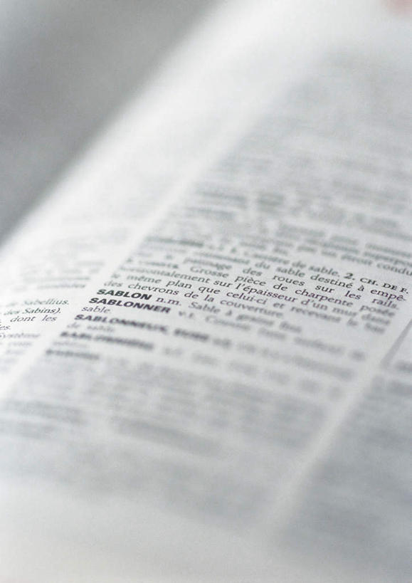 无人,竖图,俯视,室内,白天,桌面,桌子,书籍,一本,英文,标志,文字,字符,字母,办公用品,标识,文具,学习用品,打开,文具用品,英语,开启,书,图书,彩图,高角度拍摄