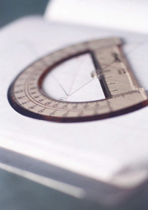 无人,竖图,俯视,室内,特写,白天,桌子,静物,测量,纸,刻度,办公用品,书桌,文具,一个,尺,课桌,塑料制品,学习用品,角度,单个,测量工具,量角器,文具用品,尺子,衡量,绘图,比例,测绘,量具,量仪,标度,量角尺,彩图,高角度拍摄