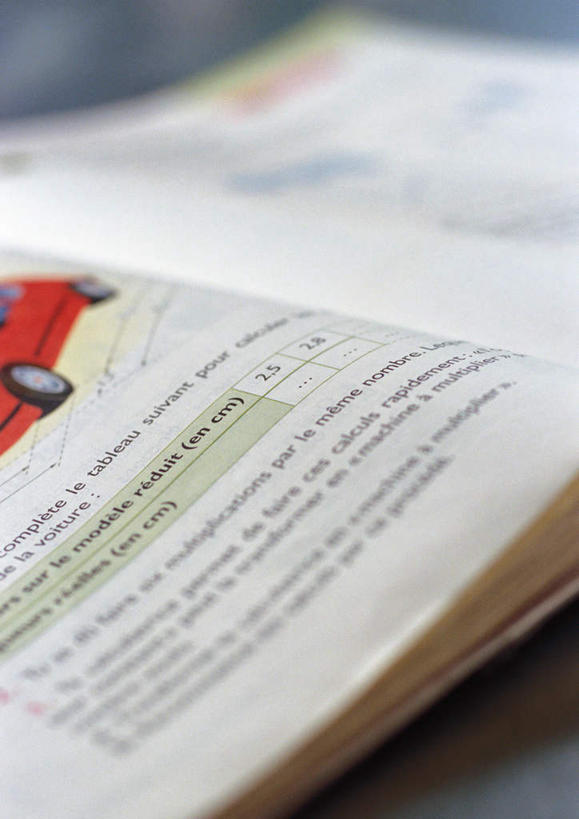 无人,竖图,俯视,室内,特写,白天,静物,书籍,一本,英文,办公用品,文具,学习用品,打开,文具用品,英语,书,图书,彩图,高角度拍摄