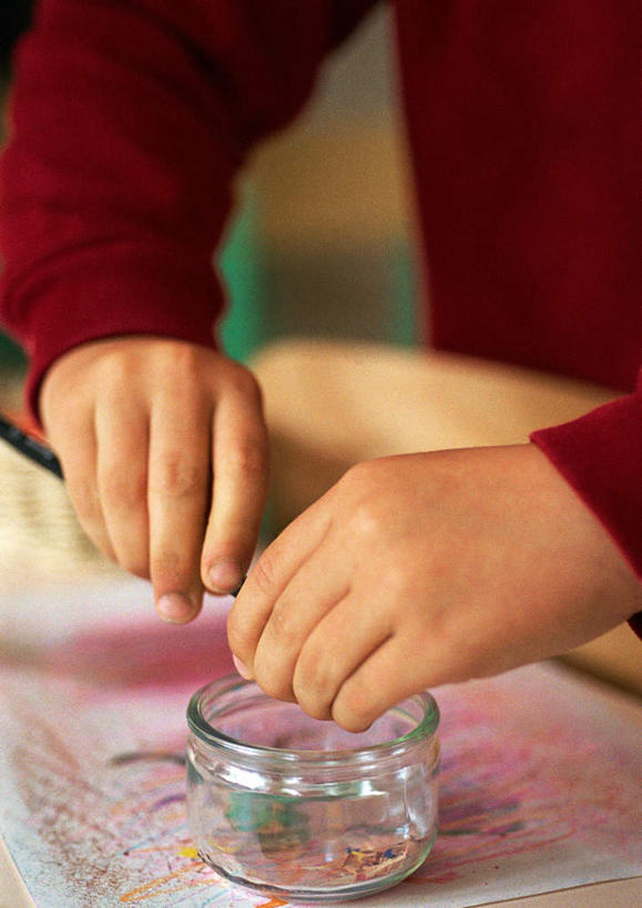 西方人,手,一个人,竖图,俯视,室内,白天,桌子,道路,地图,椅子,欧洲,欧洲人,仅一个年轻女性,仅一个女性,仅一个人,握,信息,笔,罐子,木椅,办公用品,交通,拿,拿着,方向,书桌,玻璃制品,文具,玻璃瓶,课桌,瓶子,铅笔,学习用品,手部,握着,引导,指引,文具用品,卷笔刀,削笔刀,削笔机,年轻女性,女人,女性,白种人,半身,彩图,高角度拍摄,导航