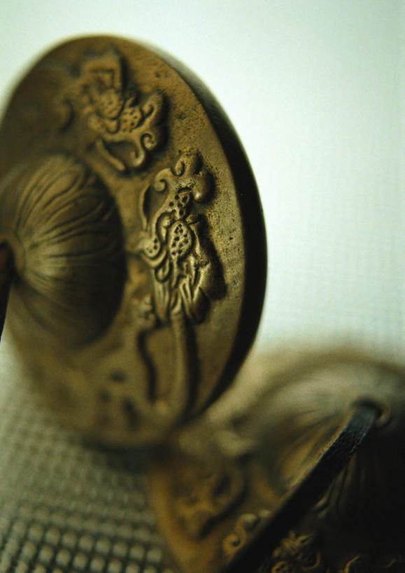 无人,竖图,俯视,室内,特写,白天,白色背景,桌面,桌子,静物,金属制品,花纹,朦胧,模糊,装饰,密集,金属,方格,格子,图案,钹,乐器,排列,两个,摄影,影棚,华丽,修饰,打击乐器,点缀,铙钹,铜钹,队列,衬托,美观,雅致,雅观,彩图,高角度拍摄,影棚拍摄,拍摄