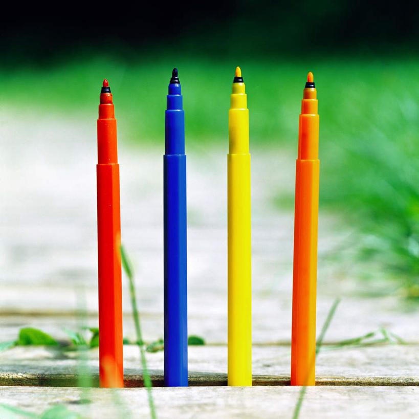 无人,方图,彩色,室外,特写,白天,正面,草地,草坪,植物,道路,路,静物,一排,竖立,阴影,朦胧,模糊,整齐,光线,笔,影子,小路,办公用品,交通,文具,草,排列,黄色,蓝色,绿色,阳光,学习用品,橙色,四支,文具用品,队列,彩图