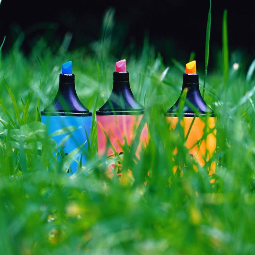 无人,方图,室外,特写,白天,正面,草地,草坪,植物,静物,一排,朦胧,模糊,整齐,笔,办公用品,文具,草,排列,绿色,学习用品,文具用品,荧光笔,三支,队列,水彩笔,彩图