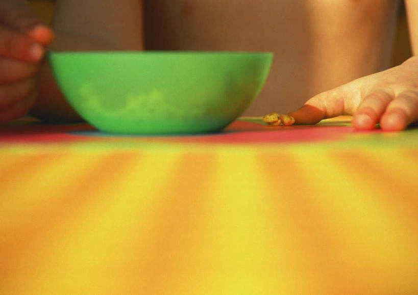 西方人,儿童,一个人,站,横图,室内,白天,正面,纯洁,桌面,桌子,欧洲,欧洲人,仅一个女性,仅一个人,握,拿,拿着,小孩,碗,站着,仅一个小孩,可爱,童年,童趣,握着,童真,烂漫,无邪,天真,女孩,女人,女性,白种人,孩子,站立,半身,彩图,女生